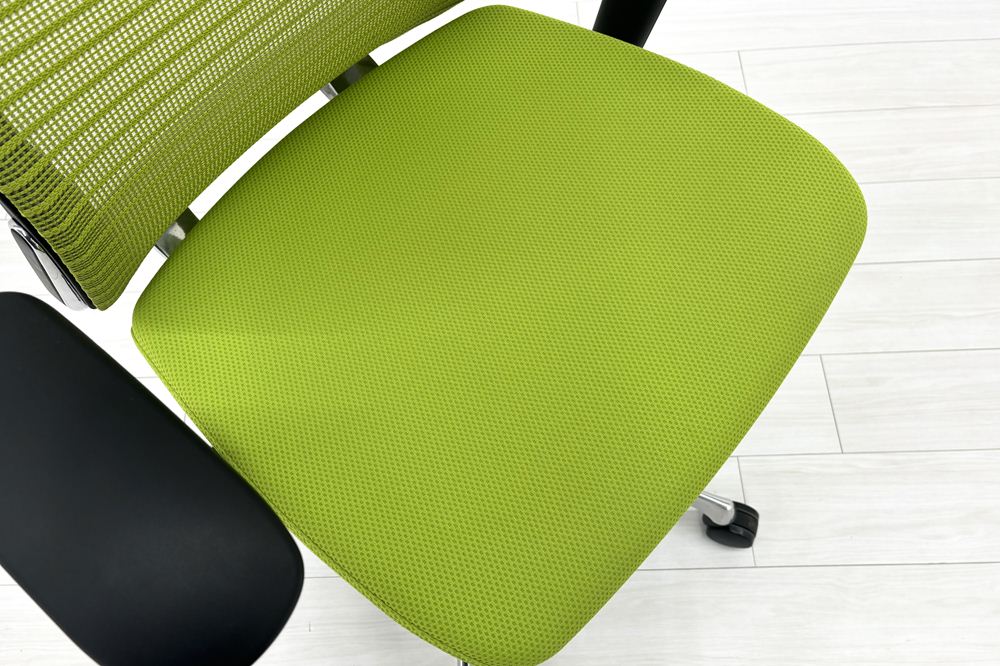 コーラルチェア ミドルバック オカムラ 中古 背メッシュ 可動肘 中古オフィス家具 中古チェア ライムグリーンの画像