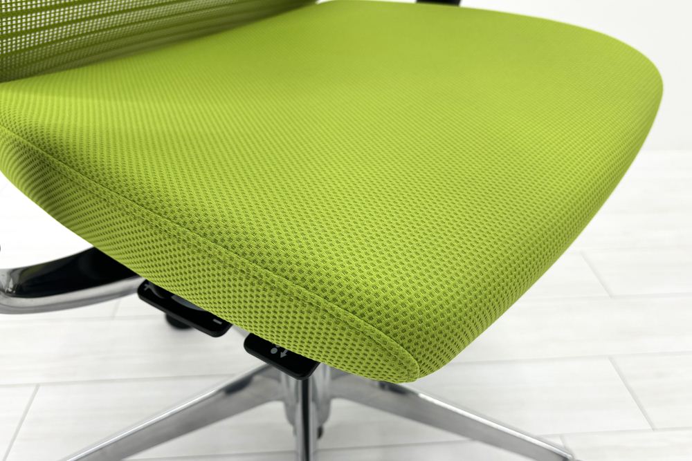 コーラルチェア ミドルバック オカムラ 中古 背メッシュ 可動肘 中古オフィス家具 中古チェア ライムグリーンの画像