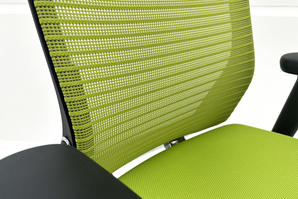 コーラルチェア ミドルバック オカムラ 中古 背メッシュ 可動肘 中古オフィス家具 中古チェア ライムグリーンの画像
