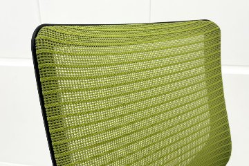 コーラルチェア ミドルバック オカムラ 中古 背メッシュ 可動肘 中古オフィス家具 中古チェア ライムグリーンの画像