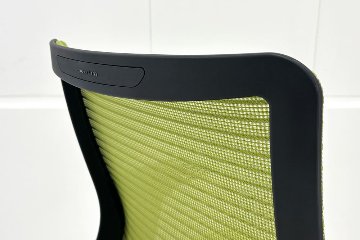 コーラルチェア ミドルバック オカムラ 中古 背メッシュ 可動肘 中古オフィス家具 中古チェア ライムグリーンの画像