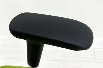 コーラルチェア ミドルバック オカムラ 中古 背メッシュ 可動肘 中古オフィス家具 中古チェア ライムグリーンの画像