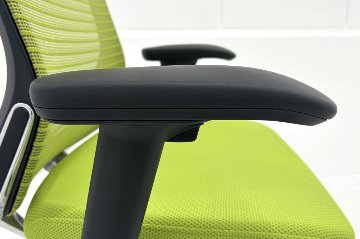 コーラルチェア ミドルバック オカムラ 中古 背メッシュ 可動肘 中古オフィス家具 中古チェア ライムグリーンの画像