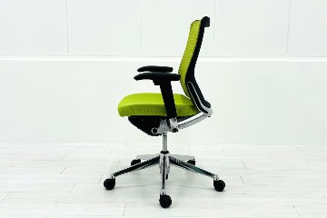 コーラルチェア ミドルバック オカムラ 中古 背メッシュ 可動肘 中古オフィス家具 中古チェア ライムグリーンの画像