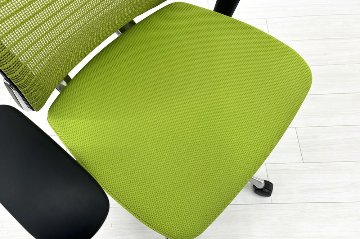 コーラルチェア ミドルバック オカムラ 中古 背メッシュ 可動肘 中古オフィス家具 中古チェア ライムグリーンの画像