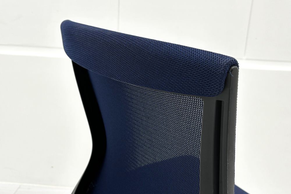 フルーエントチェア ローバック 中古 オカムラ Fluent 中古オフィス家具 オフィスチェア 肘無 ダークブルーの画像