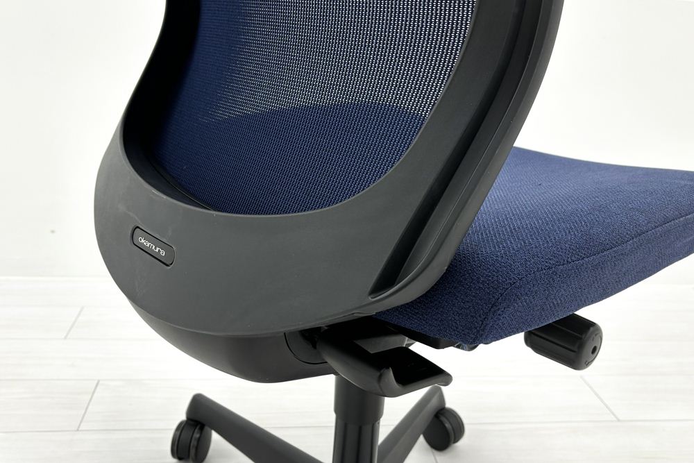 フルーエントチェア ローバック 中古 オカムラ Fluent 中古オフィス家具 オフィスチェア 肘無 ダークブルーの画像