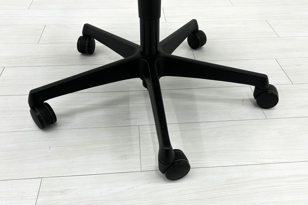 フルーエントチェア ローバック 中古 オカムラ Fluent 中古オフィス家具 オフィスチェア 肘無 ダークブルーの画像