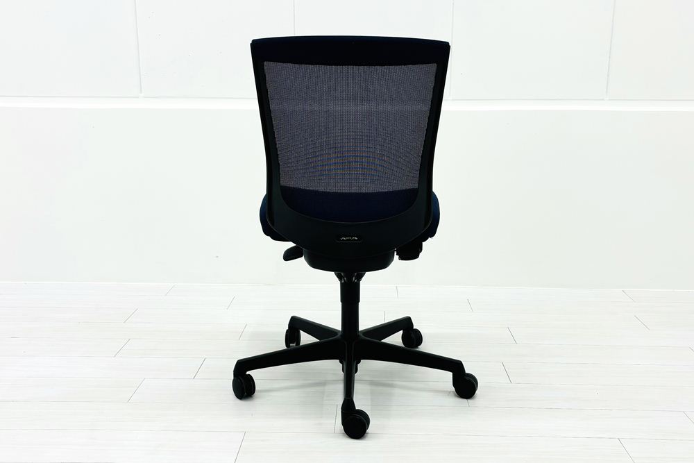 フルーエントチェア ローバック 中古 オカムラ Fluent 中古オフィス家具 オフィスチェア 肘無 ダークブルーの画像