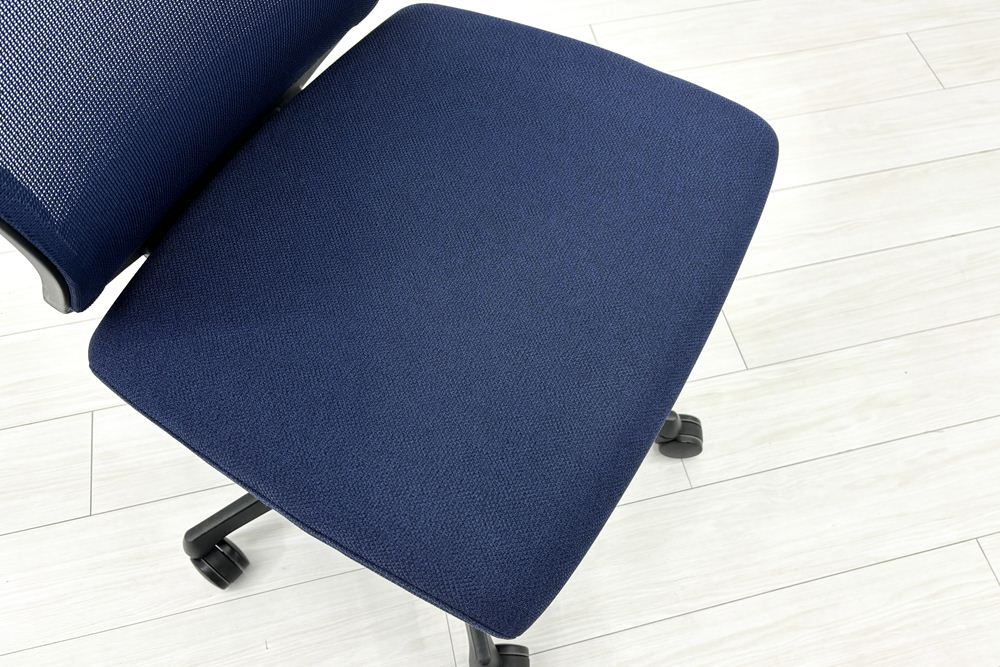 フルーエントチェア ローバック 中古 オカムラ Fluent 中古オフィス家具 オフィスチェア 肘無 ダークブルーの画像