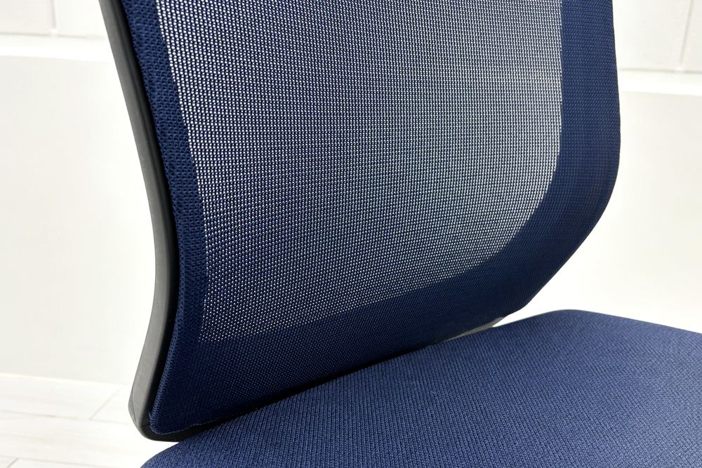 フルーエントチェア ローバック 中古 オカムラ Fluent 中古オフィス家具 オフィスチェア 肘無 ダークブルーの画像