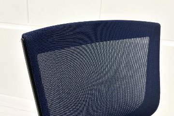 フルーエントチェア ローバック 中古 オカムラ Fluent 中古オフィス家具 オフィスチェア 肘無 ダークブルーの画像