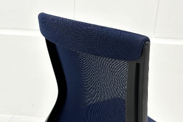 フルーエントチェア ローバック 中古 オカムラ Fluent 中古オフィス家具 オフィスチェア 肘無 ダークブルーの画像