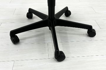 フルーエントチェア ローバック 中古 オカムラ Fluent 中古オフィス家具 オフィスチェア 肘無 ダークブルーの画像