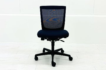 フルーエントチェア ローバック 中古 オカムラ Fluent 中古オフィス家具 オフィスチェア 肘無 ダークブルーの画像