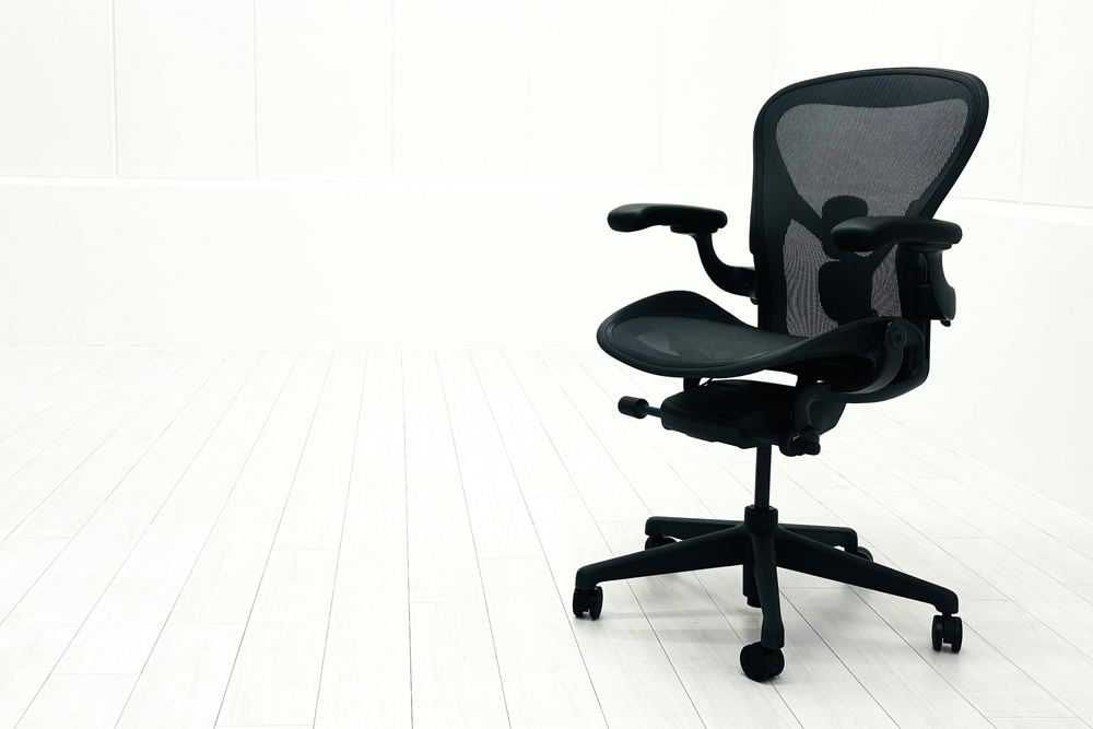 【展示品】 ハーマンミラー アーロンチェア リマスタード Bサイズ フル装備 中古 Herman Miller Aeron Chairs 中古オフィス家具 グラファイトの画像