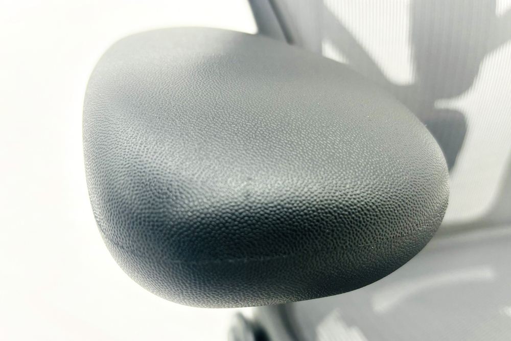 【展示品】 ハーマンミラー アーロンチェア リマスタード Bサイズ フル装備 中古 Herman Miller Aeron Chairs 中古オフィス家具 グラファイトの画像