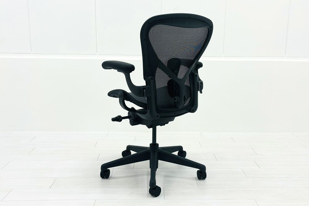 【展示品】 ハーマンミラー アーロンチェア リマスタード Bサイズ フル装備 中古 Herman Miller Aeron Chairs 中古オフィス家具 グラファイトの画像
