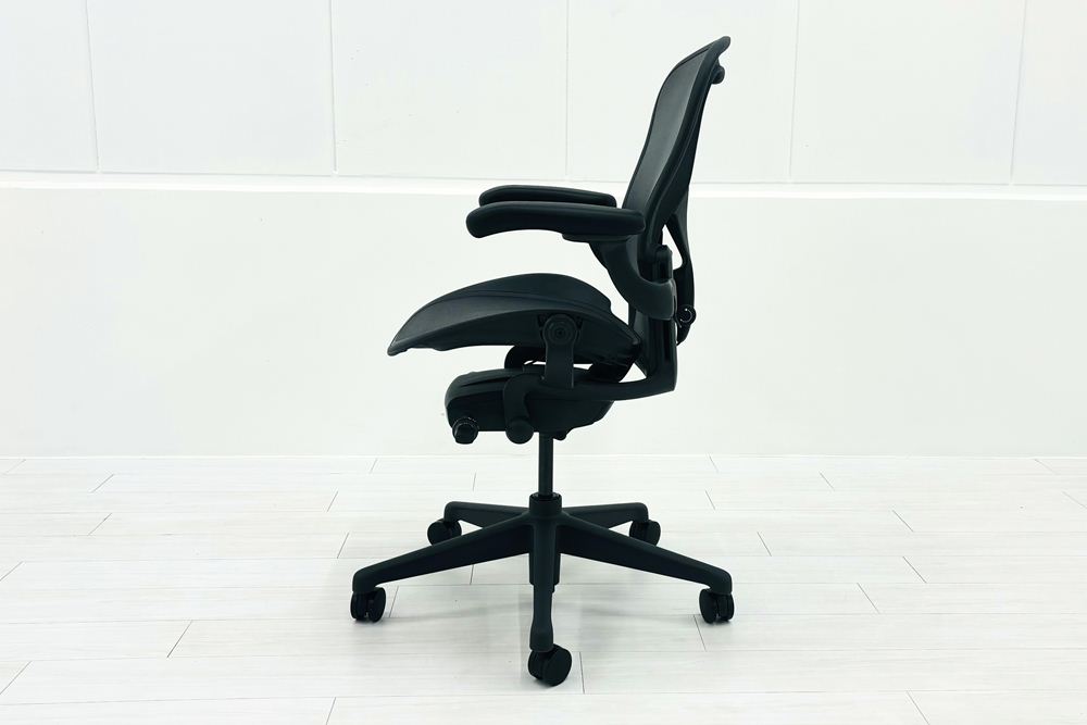【展示品】 ハーマンミラー アーロンチェア リマスタード Bサイズ フル装備 中古 Herman Miller Aeron Chairs 中古オフィス家具 グラファイトの画像