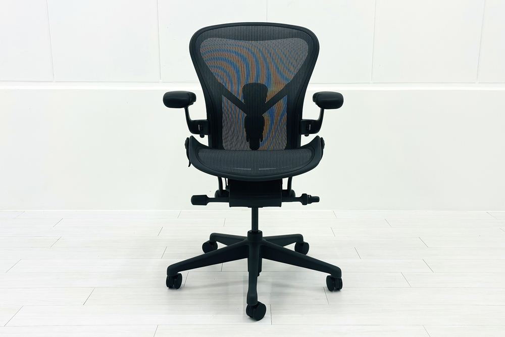 【展示品】 ハーマンミラー アーロンチェア リマスタード Bサイズ フル装備 中古 Herman Miller Aeron Chairs 中古オフィス家具 グラファイトの画像