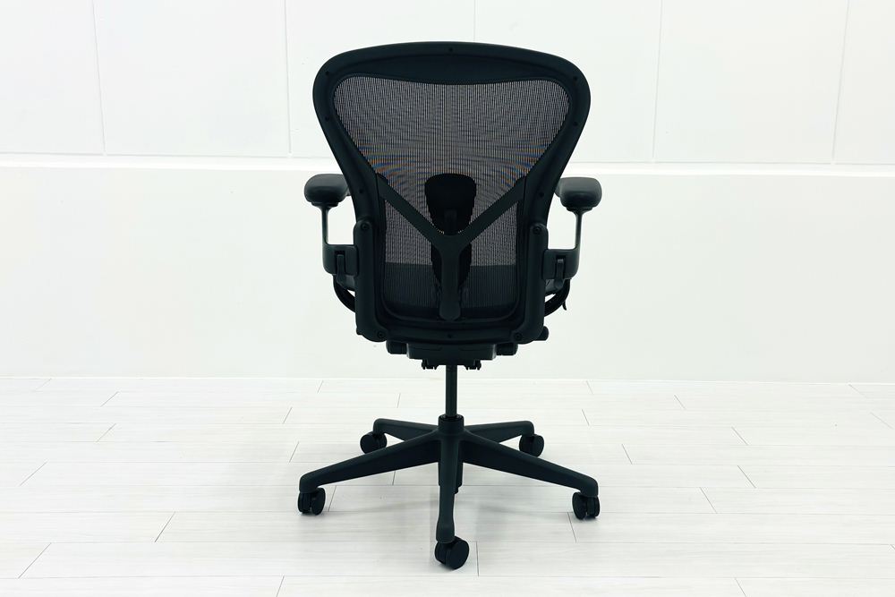 【展示品】 ハーマンミラー アーロンチェア リマスタード Bサイズ フル装備 中古 Herman Miller Aeron Chairs 中古オフィス家具 グラファイトの画像