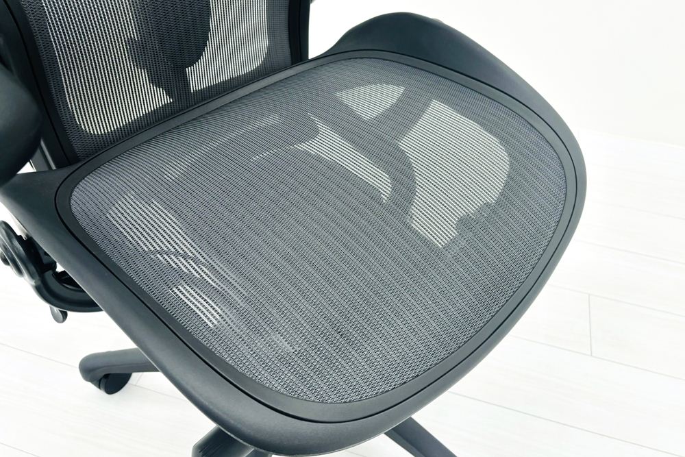 【展示品】 ハーマンミラー アーロンチェア リマスタード Bサイズ フル装備 中古 Herman Miller Aeron Chairs 中古オフィス家具 グラファイトの画像