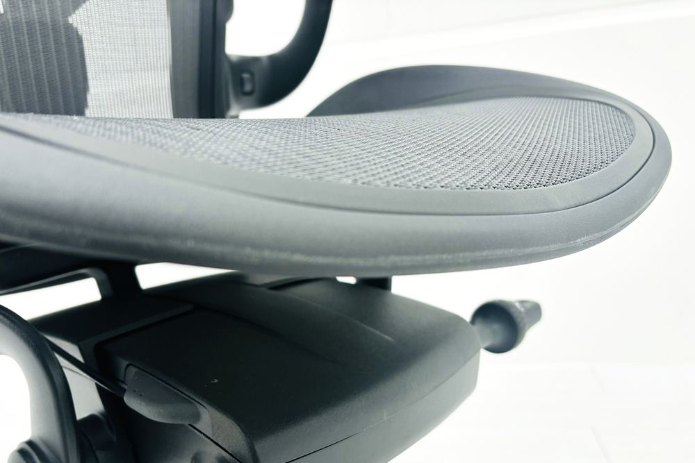 【展示品】 ハーマンミラー アーロンチェア リマスタード Bサイズ フル装備 中古 Herman Miller Aeron Chairs 中古オフィス家具 グラファイトの画像