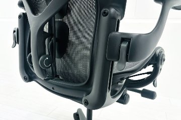 【展示品】 ハーマンミラー アーロンチェア リマスタード Bサイズ フル装備 中古 Herman Miller Aeron Chairs 中古オフィス家具 グラファイトの画像