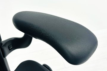 【展示品】 ハーマンミラー アーロンチェア リマスタード Bサイズ フル装備 中古 Herman Miller Aeron Chairs 中古オフィス家具 グラファイトの画像