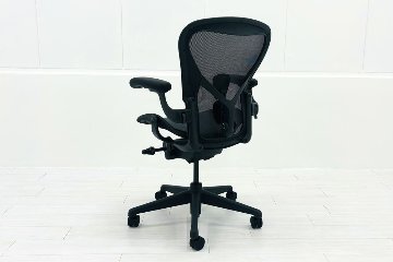 【展示品】 ハーマンミラー アーロンチェア リマスタード Bサイズ フル装備 中古 Herman Miller Aeron Chairs 中古オフィス家具 グラファイトの画像