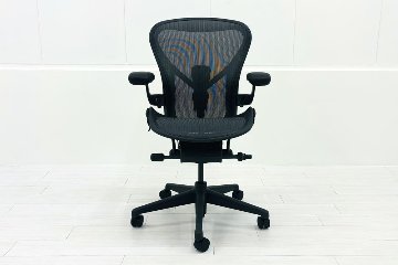 【展示品】 ハーマンミラー アーロンチェア リマスタード Bサイズ フル装備 中古 Herman Miller Aeron Chairs 中古オフィス家具 グラファイトの画像