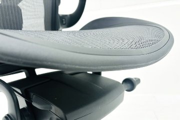【展示品】 ハーマンミラー アーロンチェア リマスタード Bサイズ フル装備 中古 Herman Miller Aeron Chairs 中古オフィス家具 グラファイトの画像