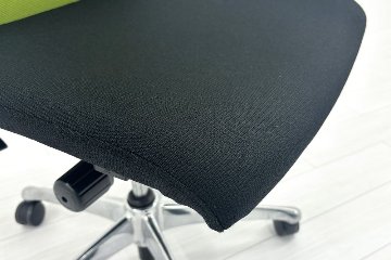 フィーゴチェア オカムラ フィーゴ 中古 オフィスチェア ライムグリーン ミドルバック  中古オフィス家具の画像