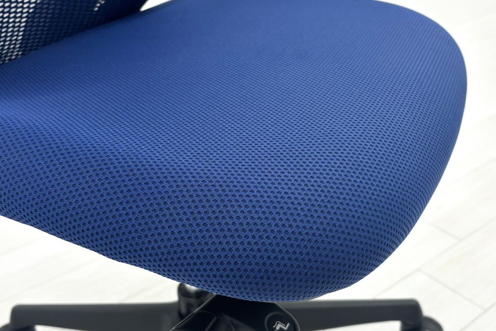 オカムラ シルフィーチェア 中古 2017年製 ハイバック 肘無 OKAMURA Sylphy 中古オフィス家具 ミディアムブルーの画像