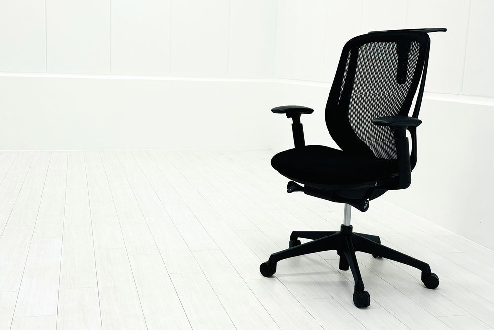 オカムラ シルフィーチェア 中古 2016年製 ハイバック 可動肘 OKAMURA Sylphy 中古オフィス家具 ブラックの画像