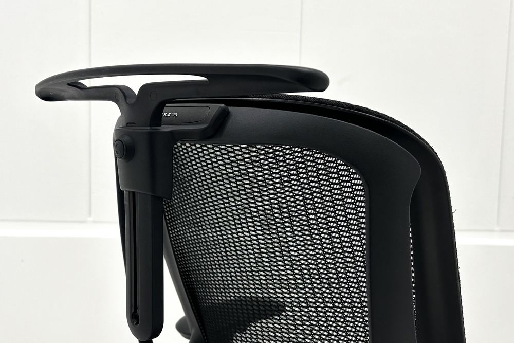 オカムラ シルフィーチェア 中古 2016年製 ハイバック 可動肘 OKAMURA Sylphy 中古オフィス家具 ブラックの画像