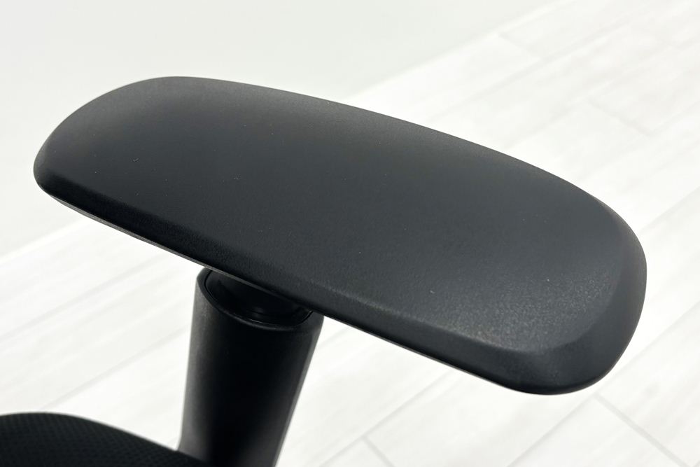 オカムラ シルフィーチェア 中古 2016年製 ハイバック 可動肘 OKAMURA Sylphy 中古オフィス家具 ブラックの画像