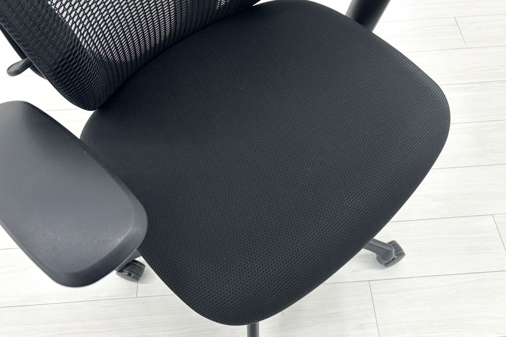 オカムラ シルフィーチェア 中古 2016年製 ハイバック 可動肘 OKAMURA Sylphy 中古オフィス家具 ブラックの画像