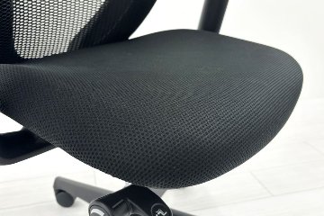 オカムラ シルフィーチェア 中古 2016年製 ハイバック 可動肘 OKAMURA Sylphy 中古オフィス家具 ブラックの画像