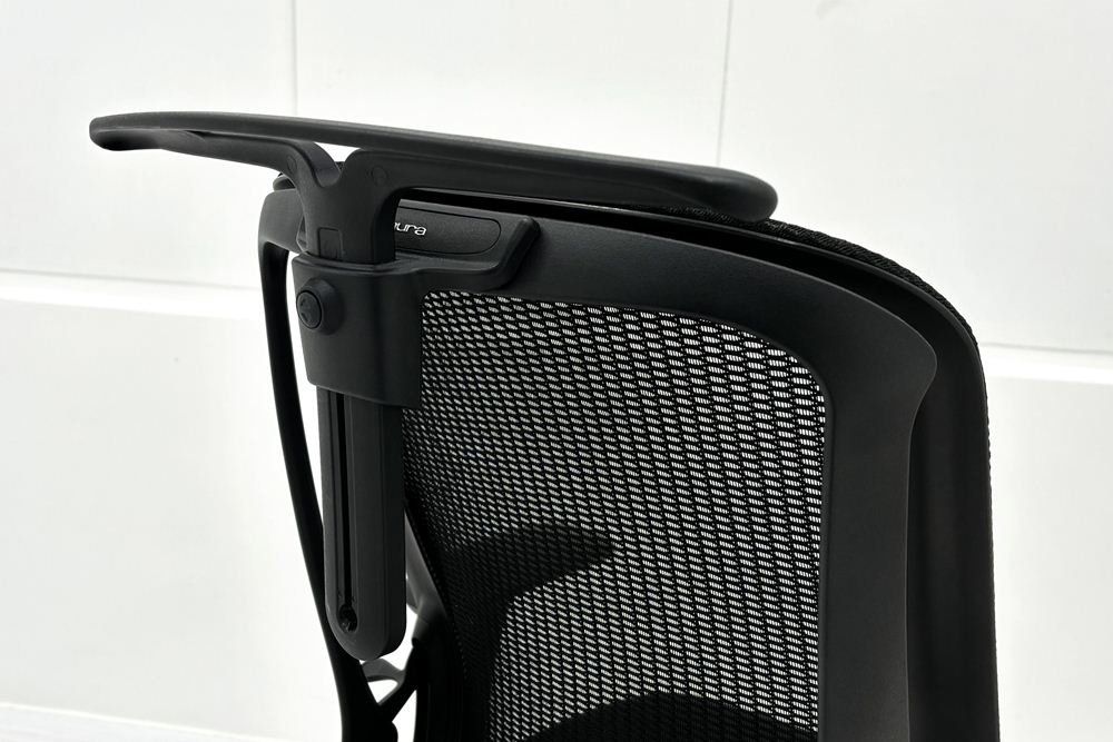 オカムラ シルフィーチェア 中古 2016年製 ハイバック 固定肘 OKAMURA Sylphy 中古オフィス家具 ブラックの画像