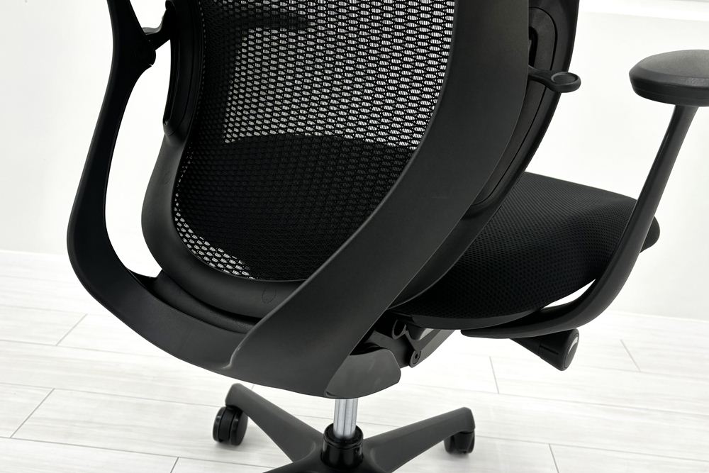 オカムラ シルフィーチェア 中古 2016年製 ハイバック 固定肘 OKAMURA Sylphy 中古オフィス家具 ブラックの画像