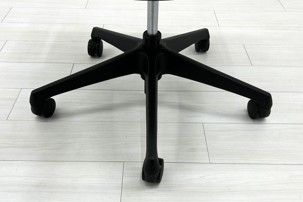 オカムラ シルフィーチェア 中古 2016年製 ハイバック 固定肘 OKAMURA Sylphy 中古オフィス家具 ブラックの画像