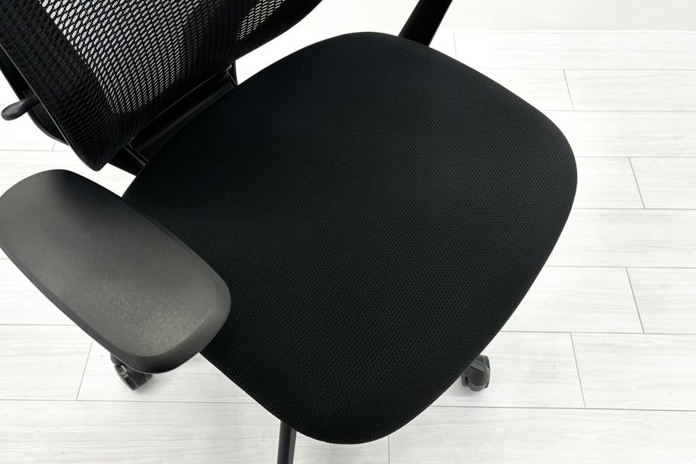 オカムラ シルフィーチェア 中古 2016年製 ハイバック 固定肘 OKAMURA Sylphy 中古オフィス家具 ブラックの画像