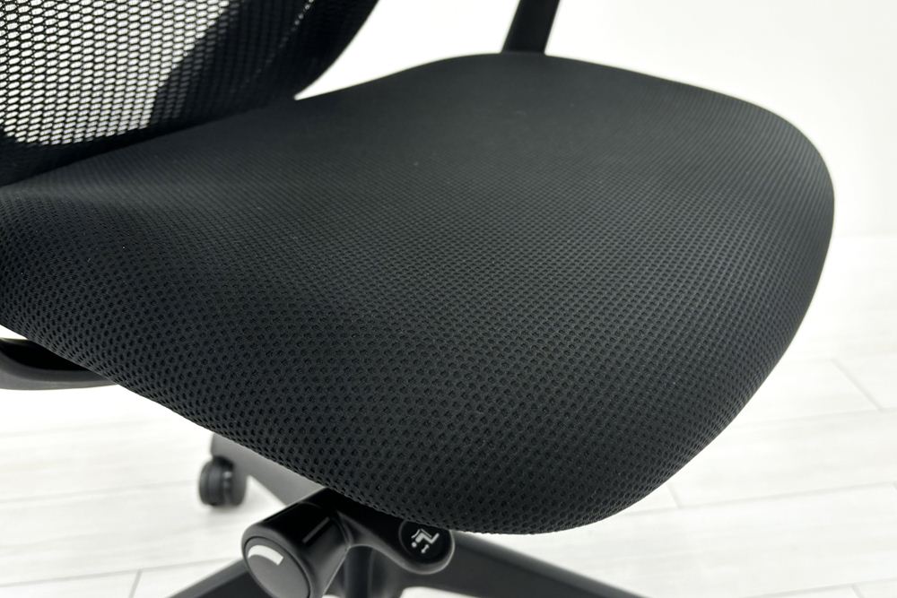 オカムラ シルフィーチェア 中古 2016年製 ハイバック 固定肘 OKAMURA Sylphy 中古オフィス家具 ブラックの画像