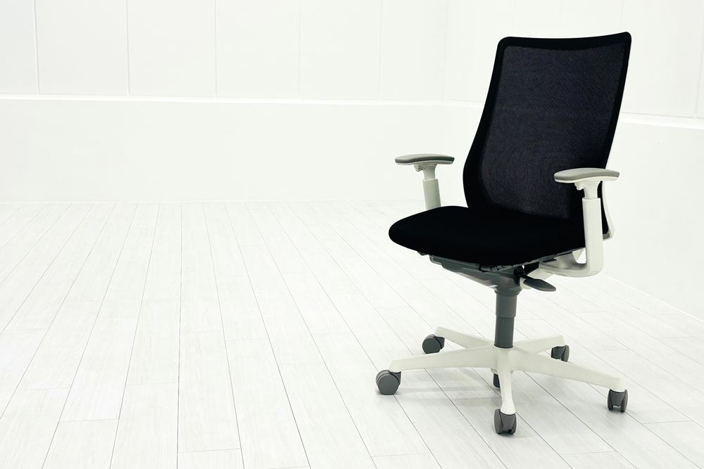 フルーエントチェア 2022年製 中古 オカムラ Fluent 中古オフィス家具 オフィスチェア クッション ハイバック 可動肘 ブラックの画像