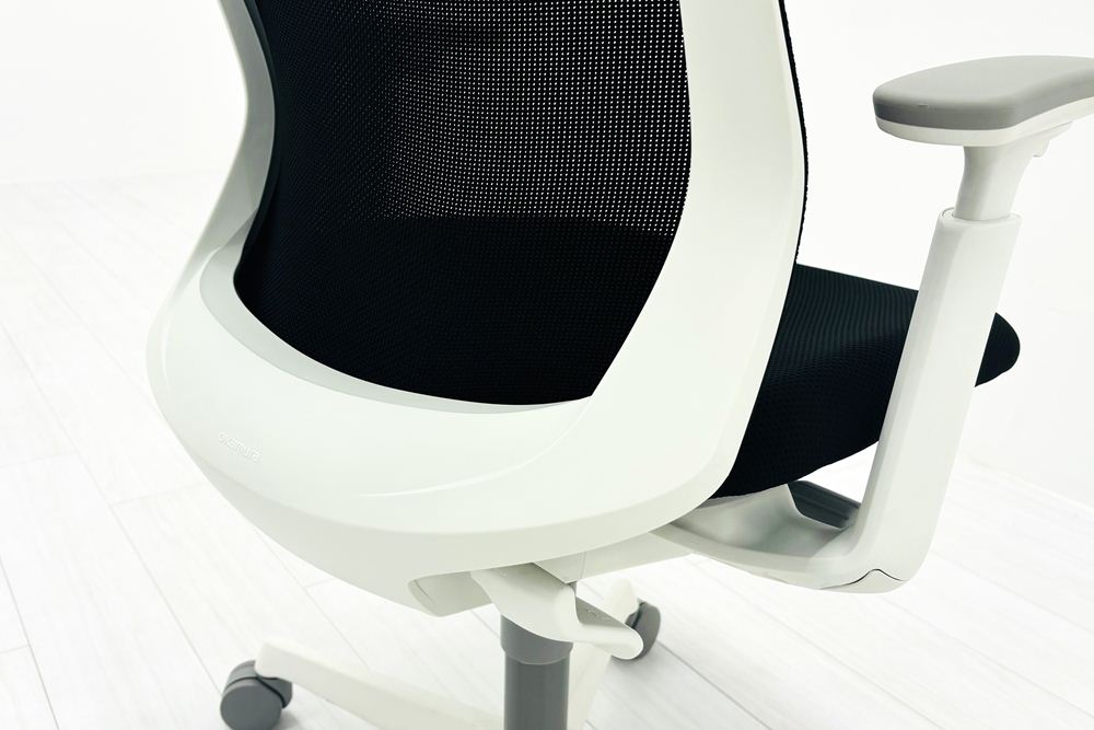 フルーエントチェア 2022年製 中古 オカムラ Fluent 中古オフィス家具 オフィスチェア クッション ハイバック 可動肘 ブラックの画像