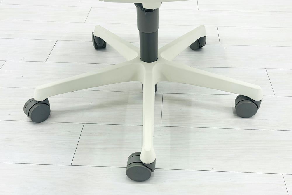 フルーエントチェア 2022年製 中古 オカムラ Fluent 中古オフィス家具 オフィスチェア クッション ハイバック 可動肘 ブラックの画像