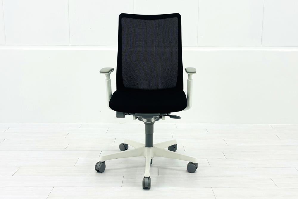 フルーエントチェア 2022年製 中古 オカムラ Fluent 中古オフィス家具 オフィスチェア クッション ハイバック 可動肘 ブラックの画像