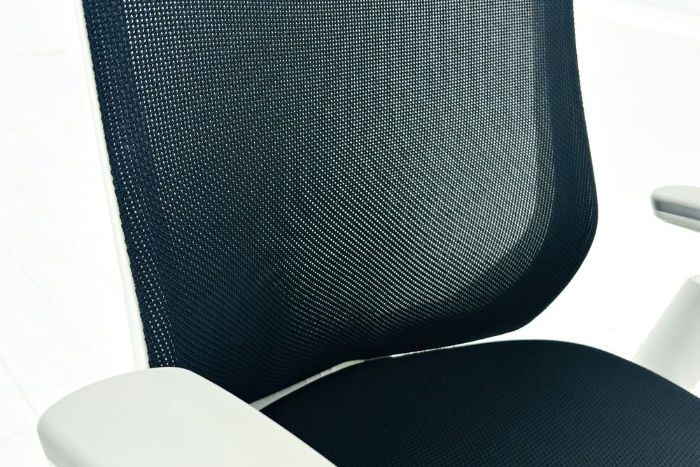 フルーエントチェア 2022年製 中古 オカムラ Fluent 中古オフィス家具 オフィスチェア クッション ハイバック 可動肘 ブラックの画像