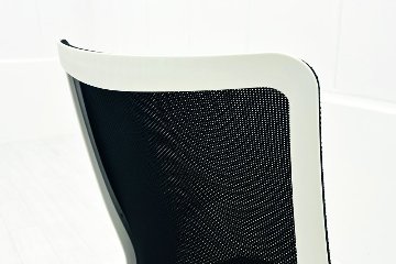 フルーエントチェア 2022年製 中古 オカムラ Fluent 中古オフィス家具 オフィスチェア クッション ハイバック 可動肘 ブラックの画像